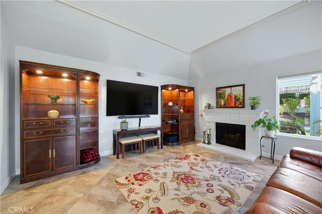 1393 Sunrise Circle S, Upland, California 91784 home-pic-4