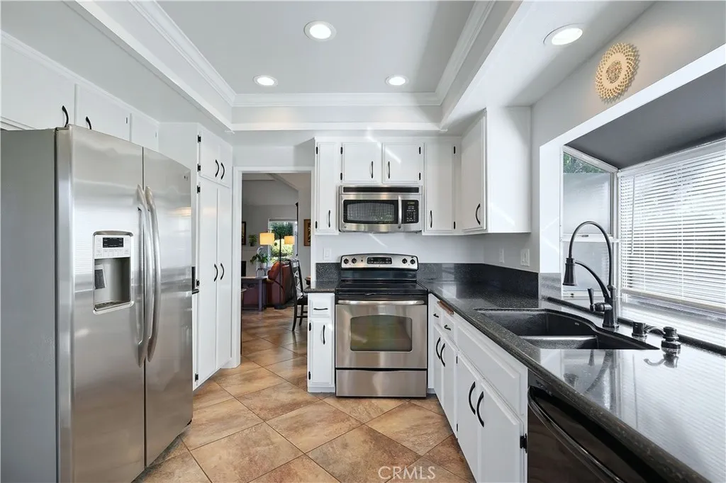 1393 Sunrise Circle S, Upland, California 91784 home-pic-8