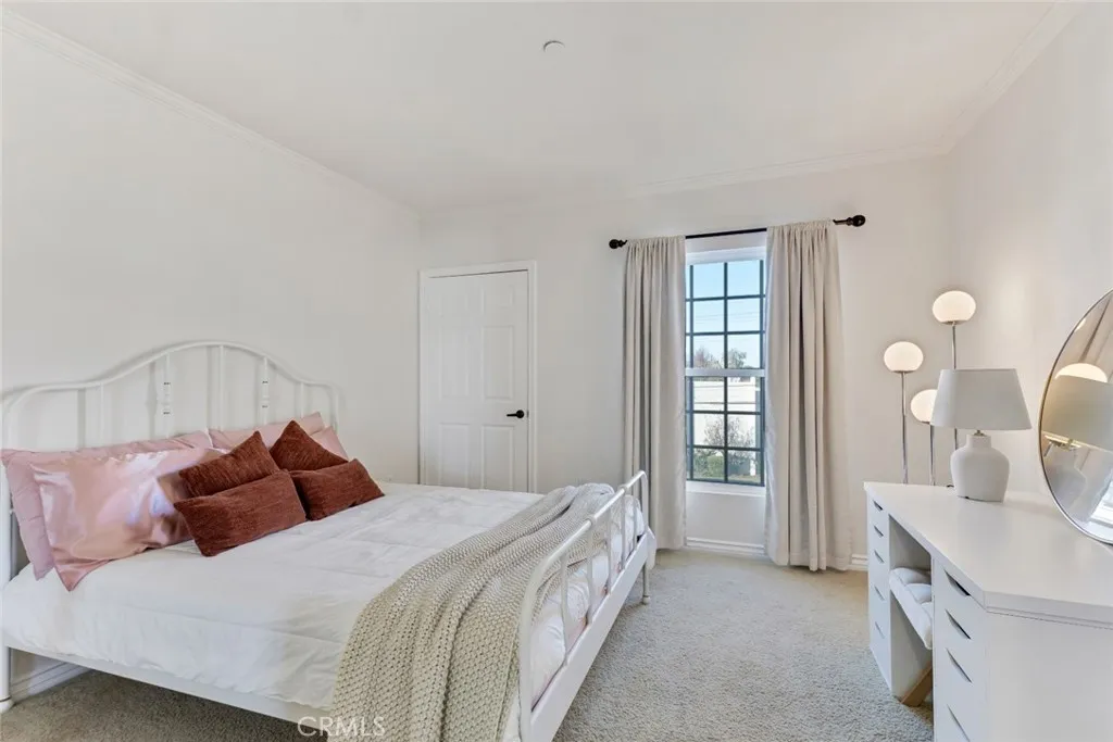 4832 Whitsett Avenue 301, Valley Village, California 91607 home-pic-5