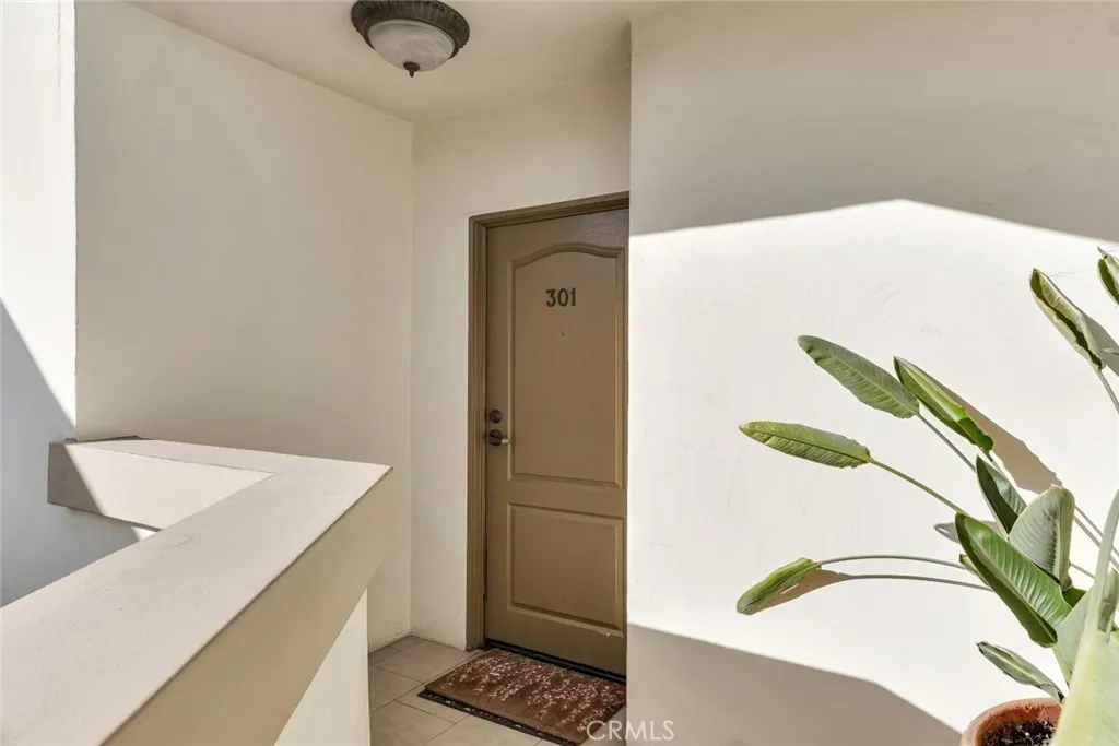 4832 Whitsett Avenue 301, Valley Village, California 91607 home-pic-8
