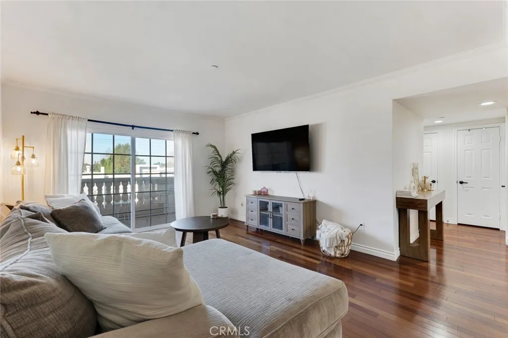 4832 Whitsett Avenue 301, Valley Village, California 91607 home-pic-1