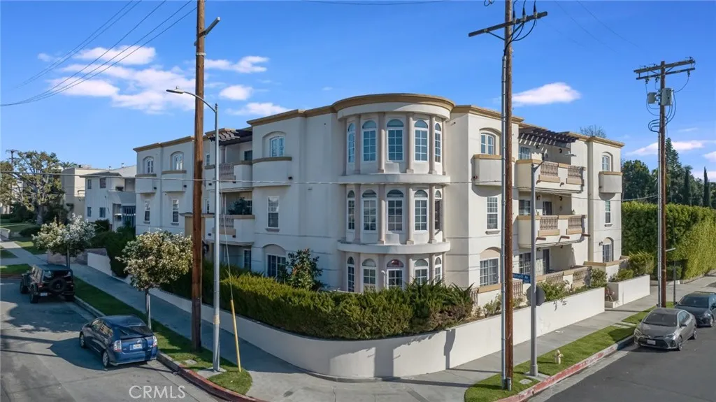 4832 Whitsett Avenue 301, Valley Village, California 91607 home-pic-2