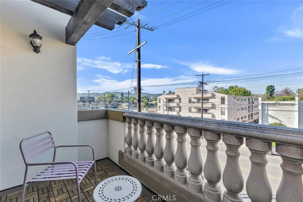 4832 Whitsett Avenue 301, Valley Village, California 91607 home-pic-4