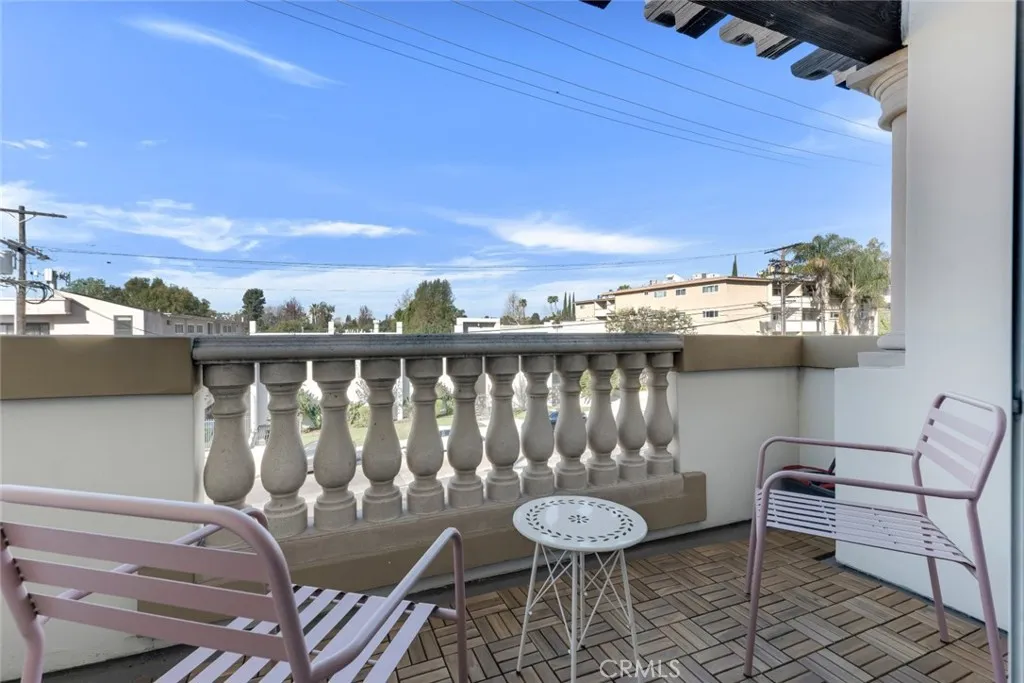 4832 Whitsett Avenue 301, Valley Village, California 91607 home-pic-12