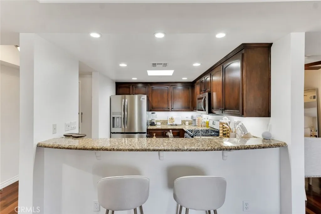 4832 Whitsett Avenue 301, Valley Village, California 91607 home-pic-14