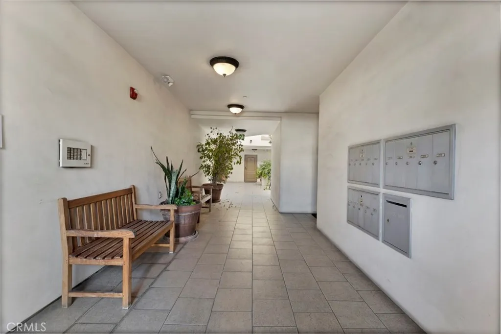 4832 Whitsett Avenue 301, Valley Village, California 91607 home-pic-27