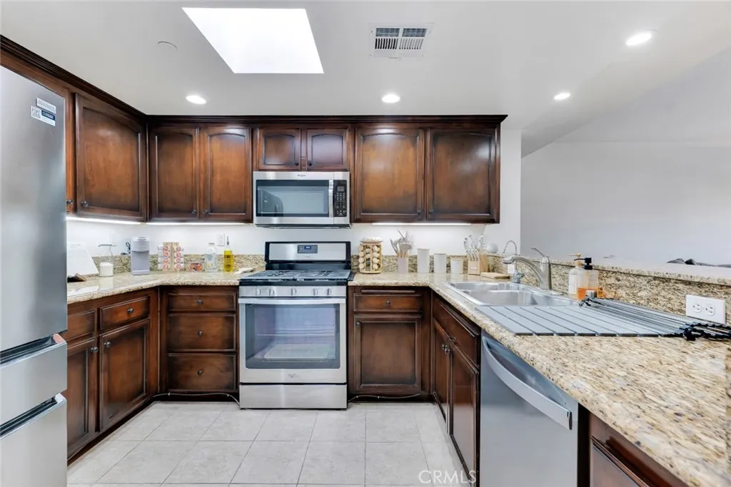 4832 Whitsett Avenue 301, Valley Village, California 91607 home-pic-3
