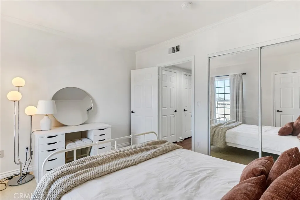 4832 Whitsett Avenue 301, Valley Village, California 91607 home-pic-20