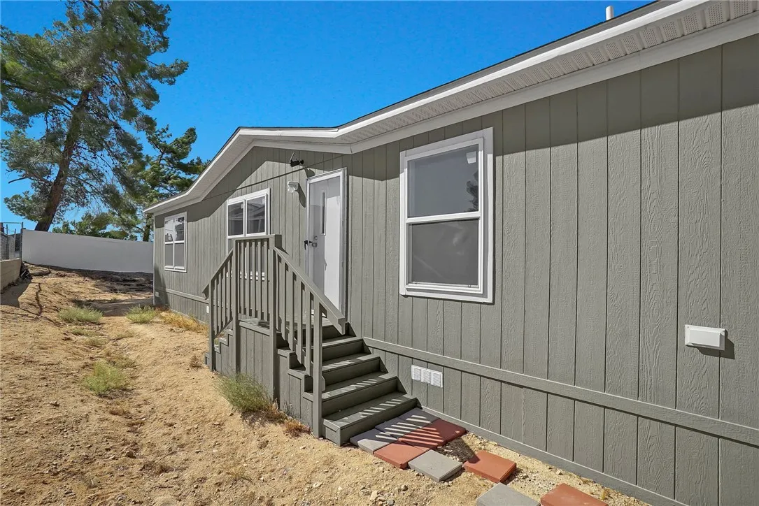 13984 Victoria Dr, Victorville, California 92395 home-pic-2