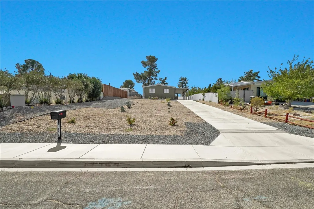 13984 Victoria Dr, Victorville, California 92395 home-pic-3