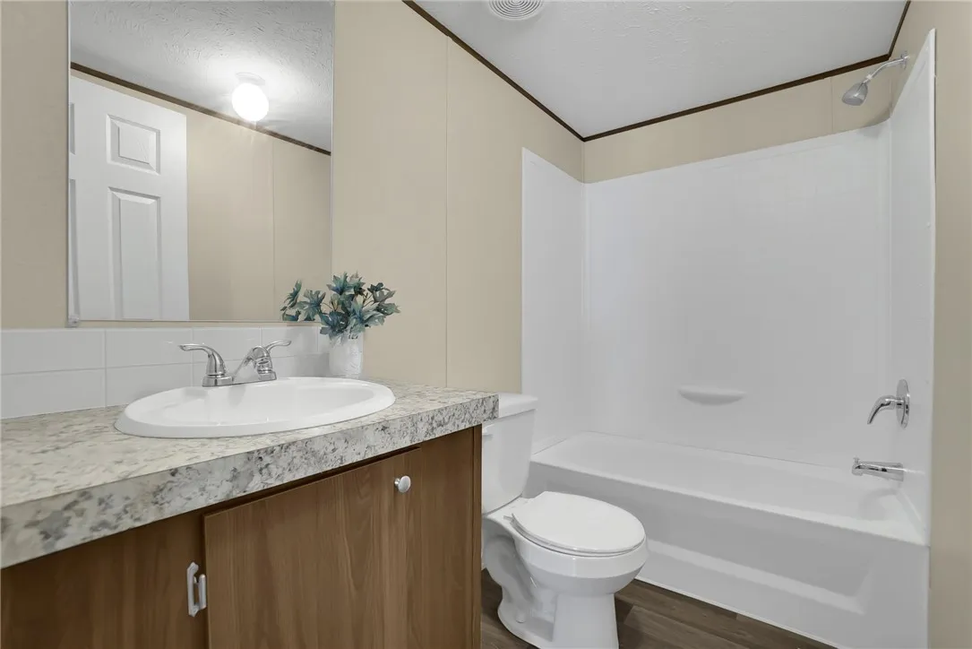 13984 Victoria Dr, Victorville, California 92395 home-pic-13