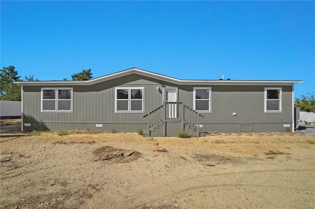 13984 Victoria Dr, Victorville, California 92395 home-pic-1