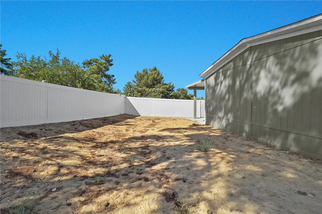 13984 Victoria Dr, Victorville, California 92395 home-pic-16