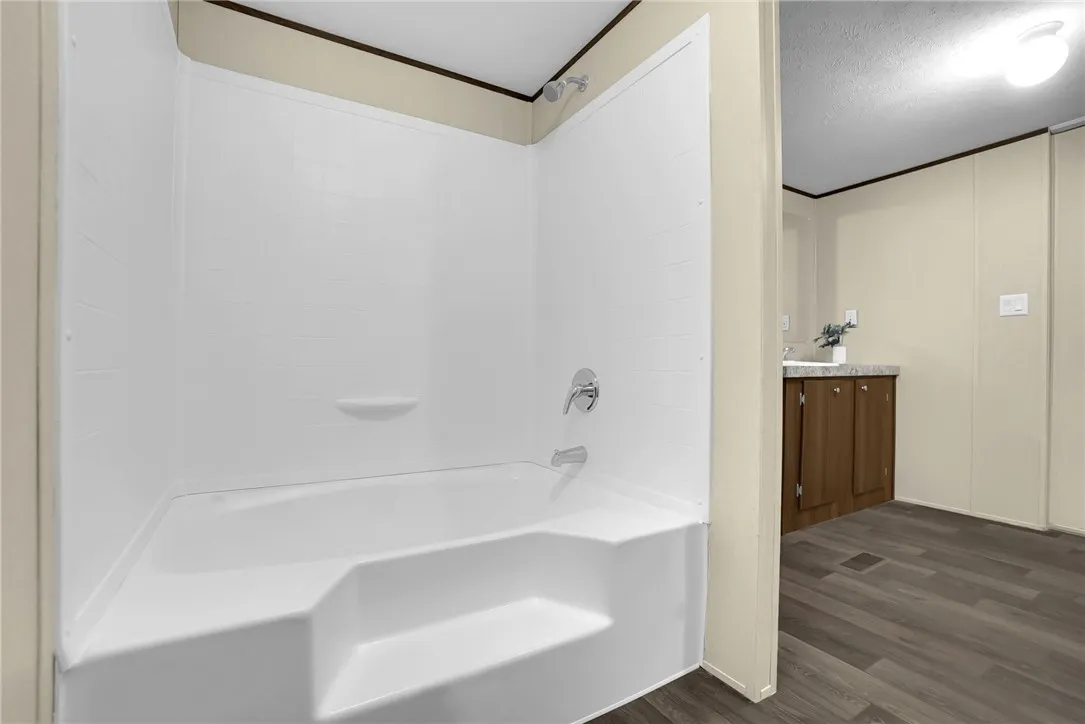 13984 Victoria Dr, Victorville, California 92395 home-pic-14