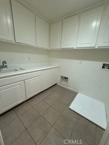 upstairs wash room washer and dryer hook up