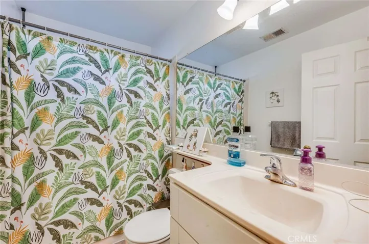 Rear Unit Full Bathroom 2