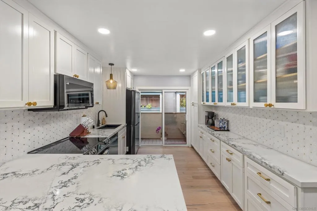 3320 Caminito Eastbluff 135, La Jolla, California 92037 home-pic-11