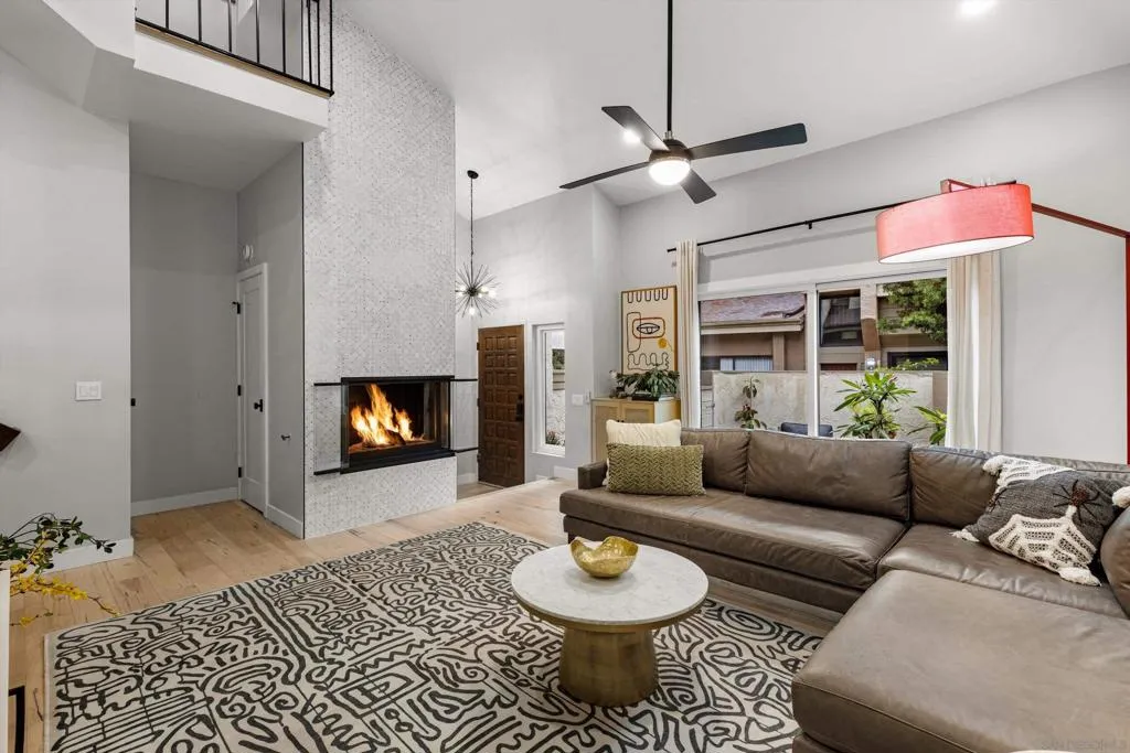 3320 Caminito Eastbluff 135, La Jolla, California 92037 home-pic-2