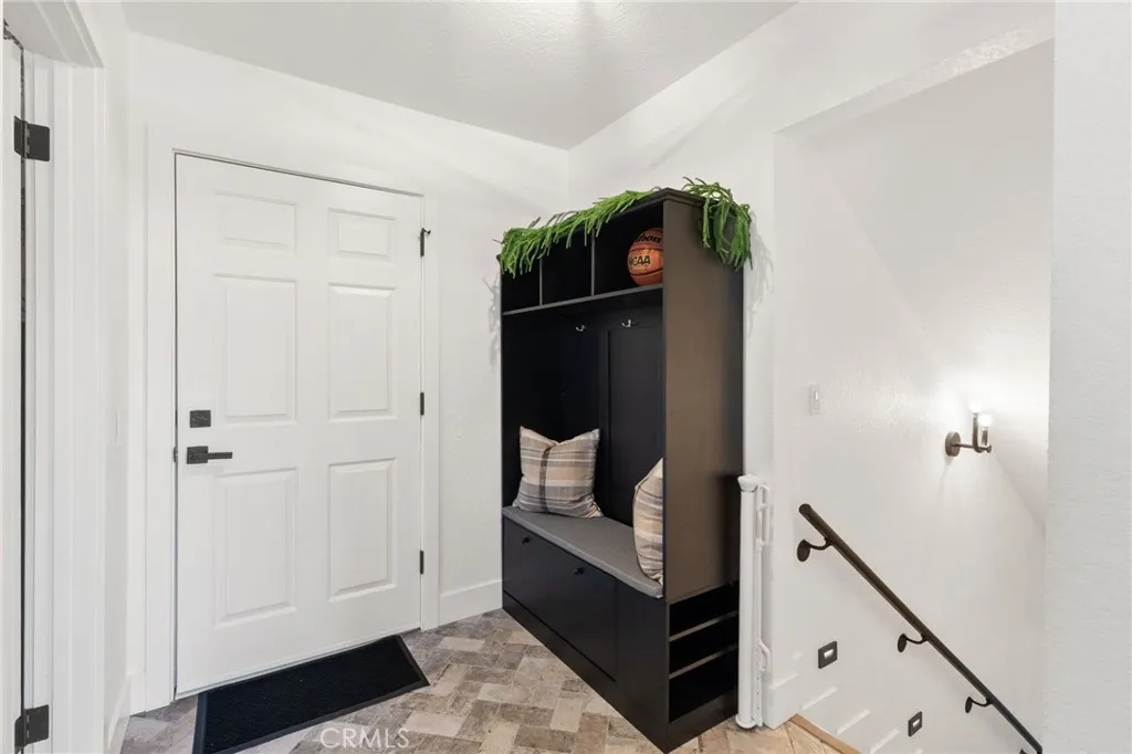 30260 Gremlin Court, Running Springs, California 92382 home-pic-34