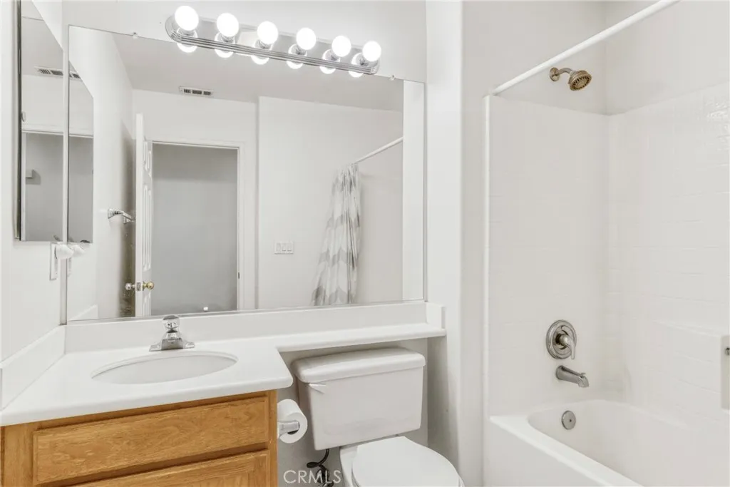 22754 Little Fall Court, Saugus, California 91350 home-pic-16