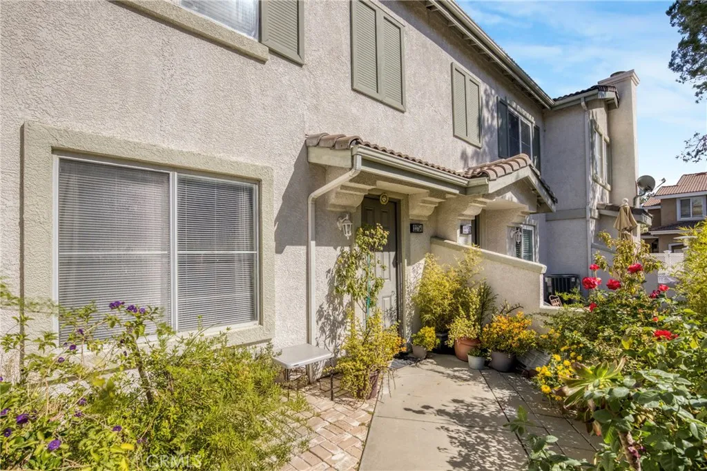 22754 Little Fall Court, Saugus, California 91350 home-pic-2