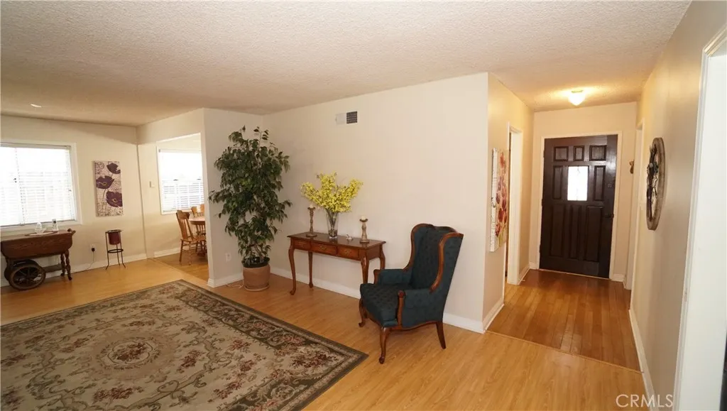 16519 Minnehaha, Granada Hills, California 91344 home-pic-2