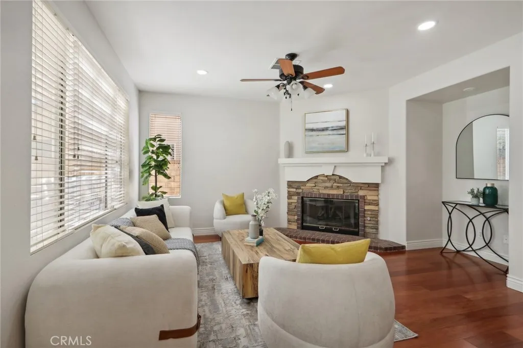 Picture  taken when the house was staged previously