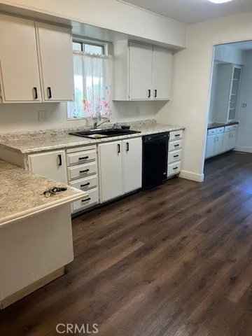 Large Kitchen with Pantry