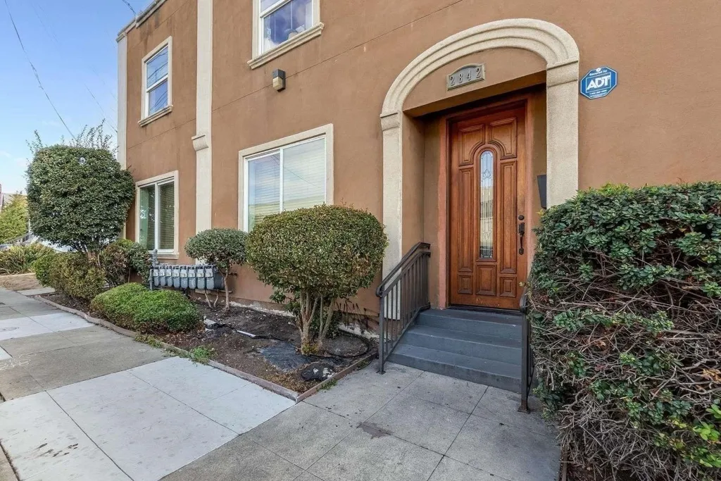 2842 Adeline St 6, Oakland, California 94608 home-pic-2