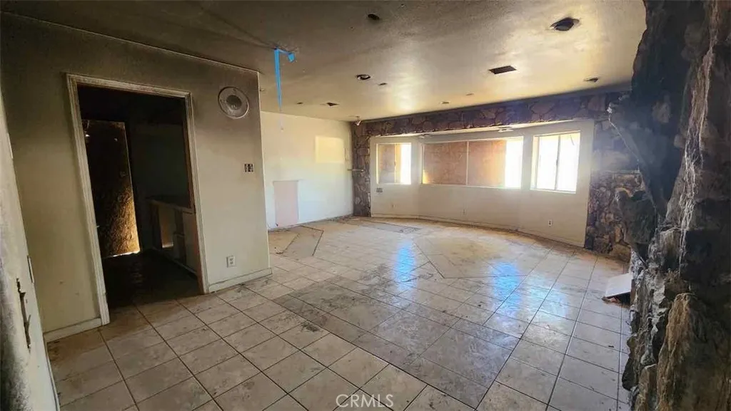 22330 Miramot Road, Apple Valley, California 92308 home-pic-7
