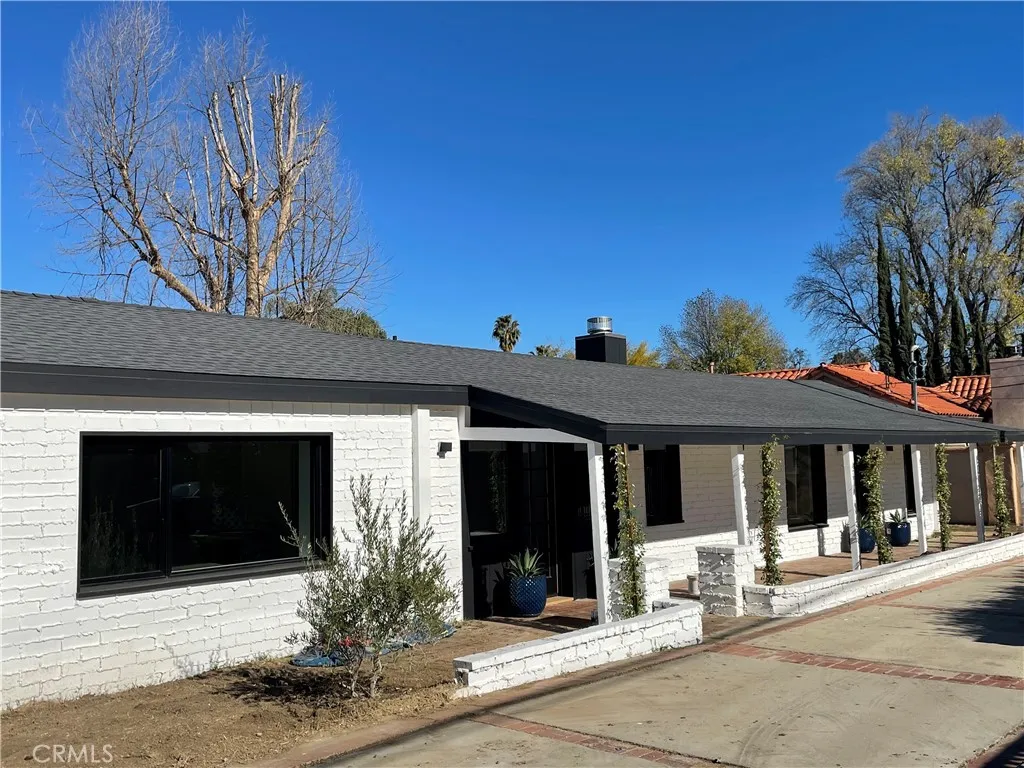 22651 Oxnard Street, Woodland Hills, California 91367 home-pic-1