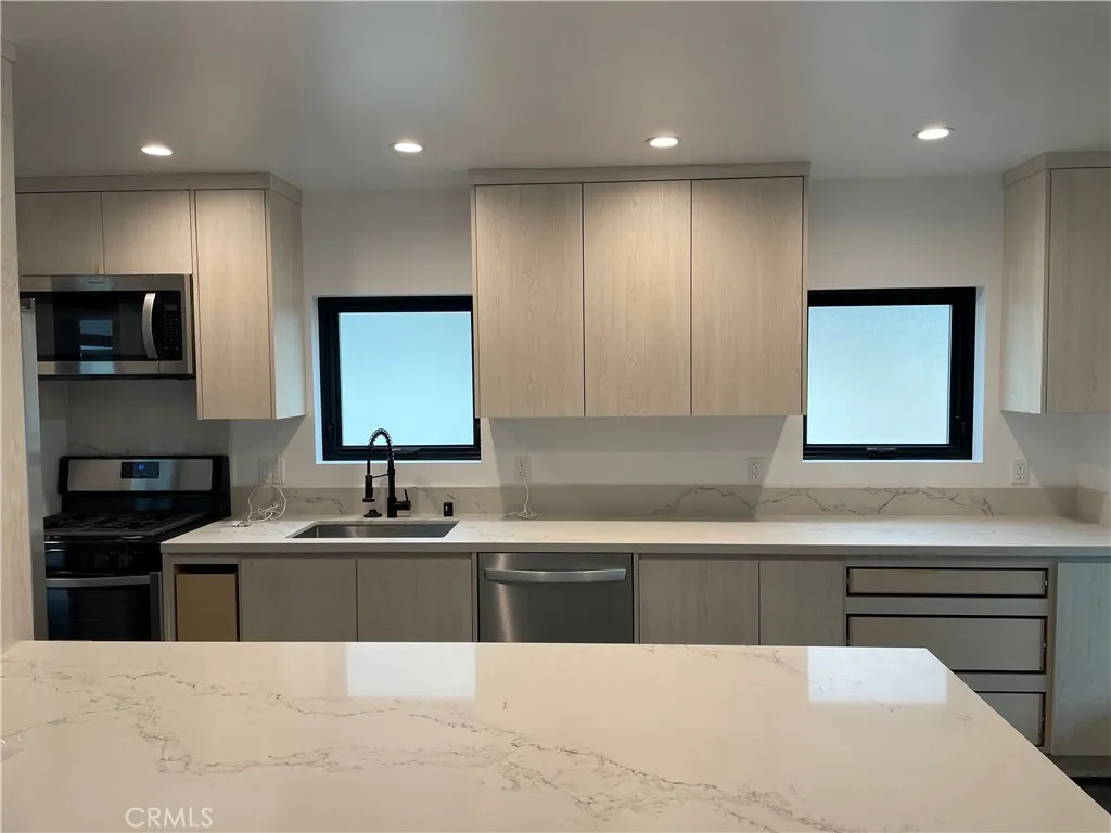 22651 Oxnard Street, Woodland Hills, California 91367 home-pic-2