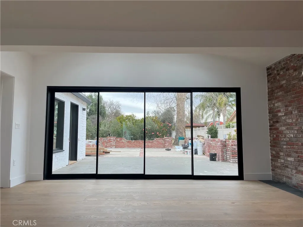 22651 Oxnard Street, Woodland Hills, California 91367 home-pic-6