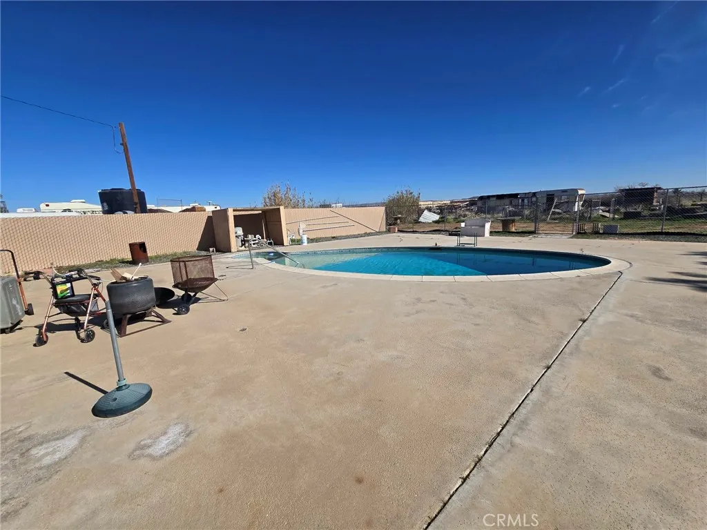 Pool/jacuzzi.