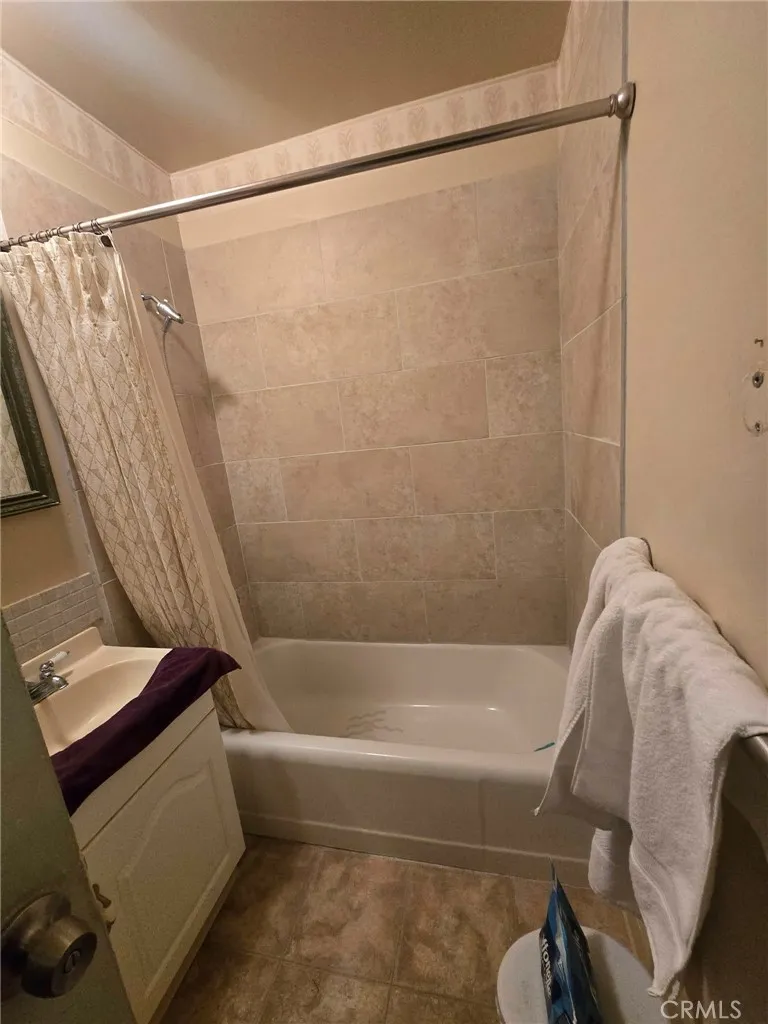 Full bath in hallway.