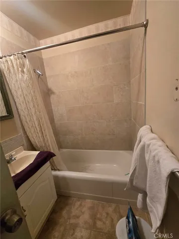 Full bath in hallway.