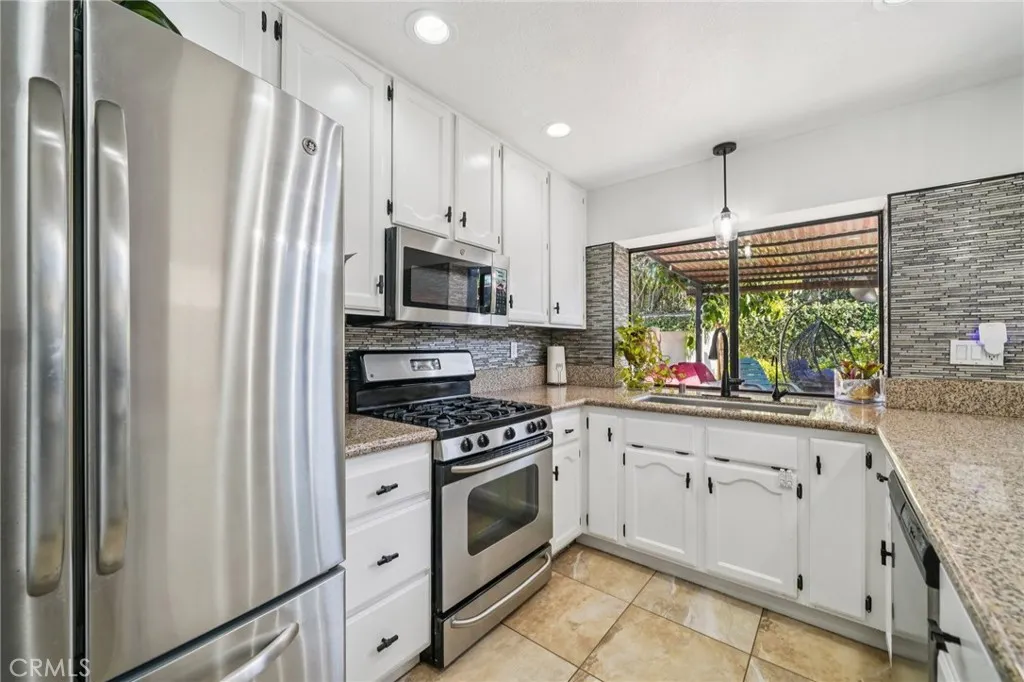1591 San Fernando Dr, Corona, California 92882 home-pic-16