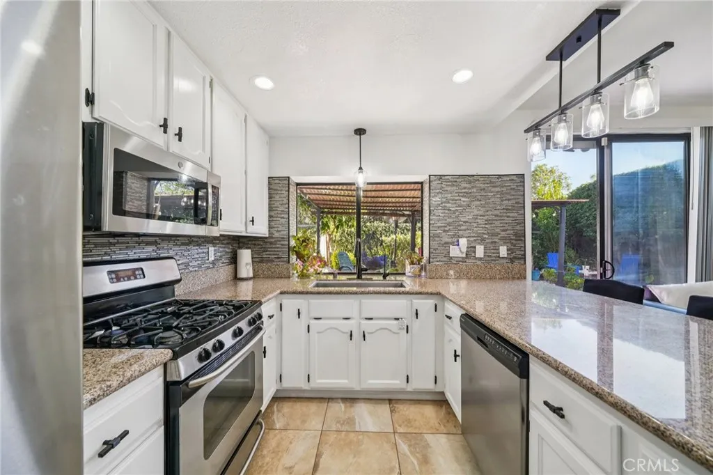 1591 San Fernando Dr, Corona, California 92882 home-pic-13
