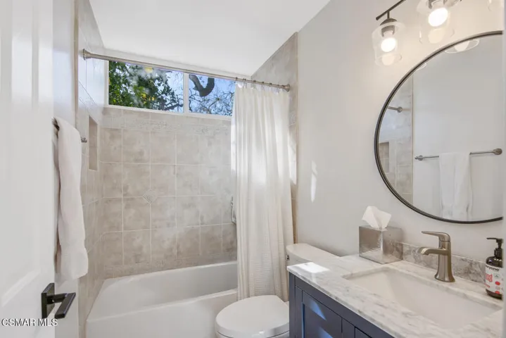 3007 E Sierra Dr Westlake-large-030-012-