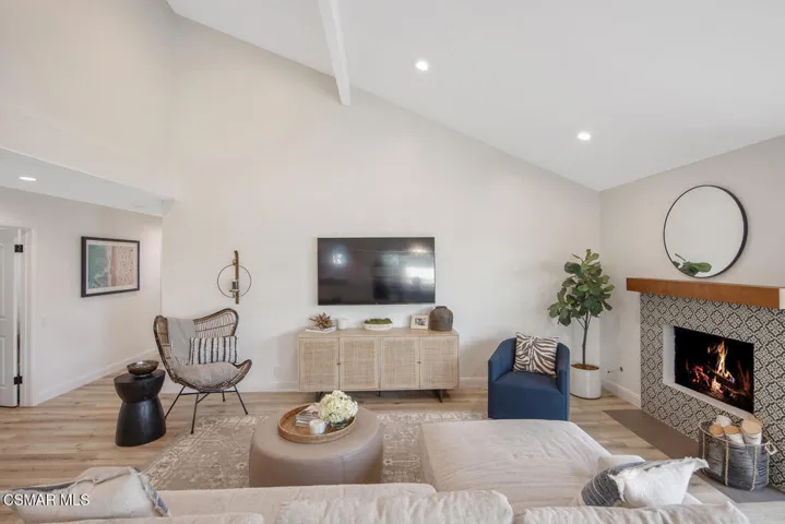 3007 E Sierra Dr Westlake-large-012-007-