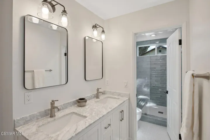 3007 E Sierra Dr Westlake-large-026-028-