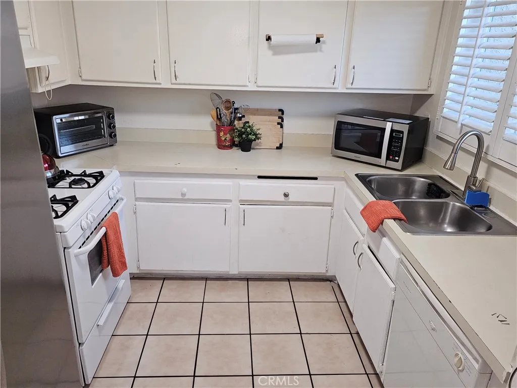 9431 Shadowood Drive E, Montclair, California 91763 home-pic-32