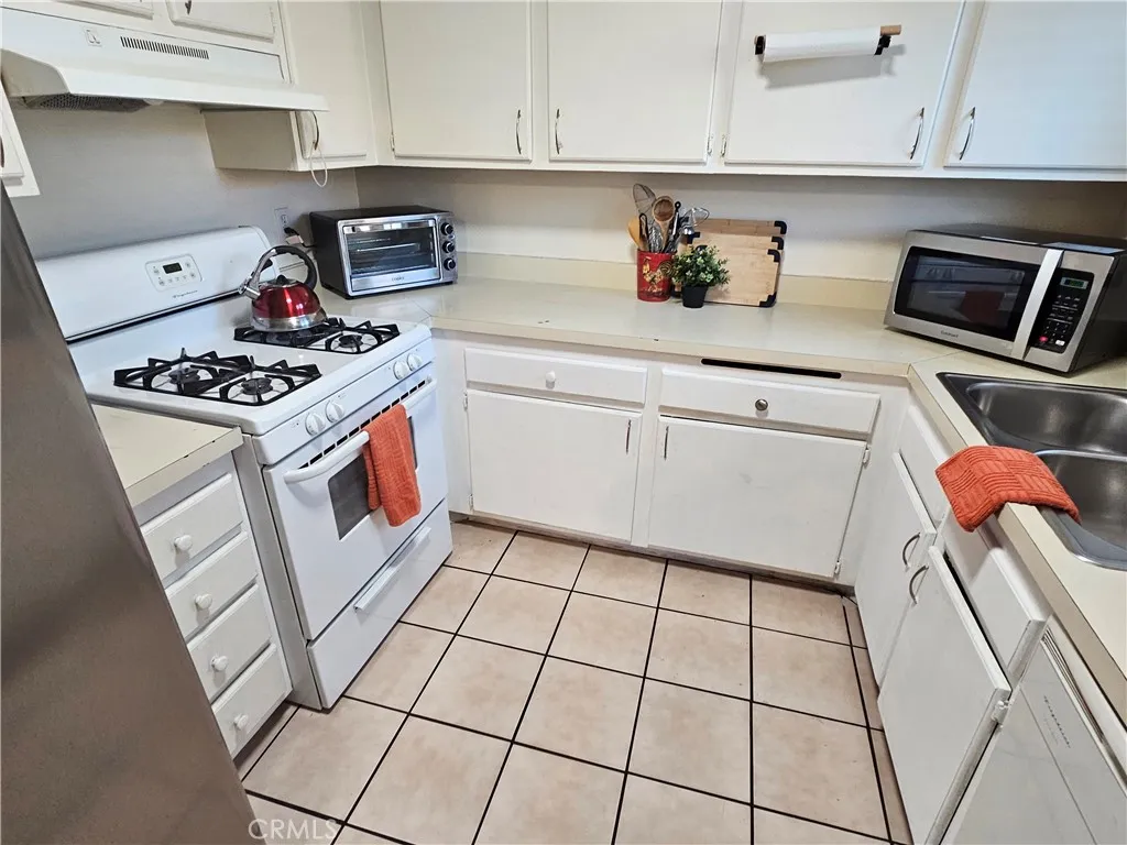 9431 Shadowood Drive E, Montclair, California 91763 home-pic-6
