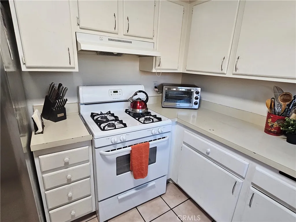 9431 Shadowood Drive E, Montclair, California 91763 home-pic-18