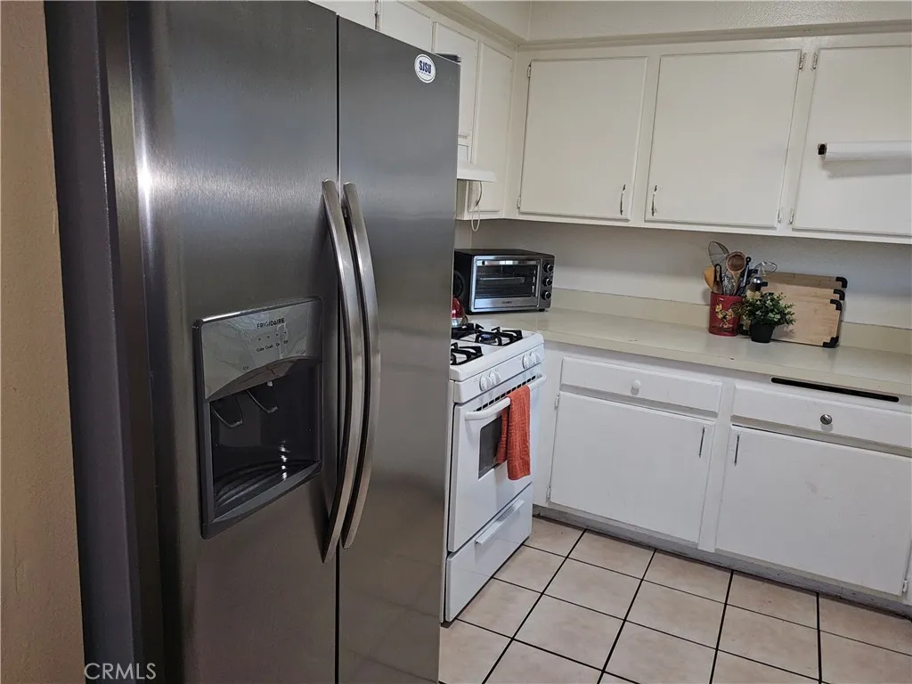 9431 Shadowood Drive E, Montclair, California 91763 home-pic-33