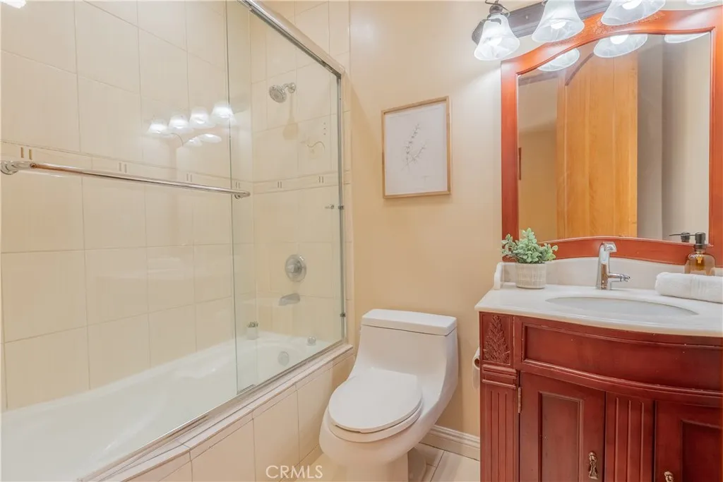 216 N Buena Vista Street 113, Burbank, California 91505 home-pic-24