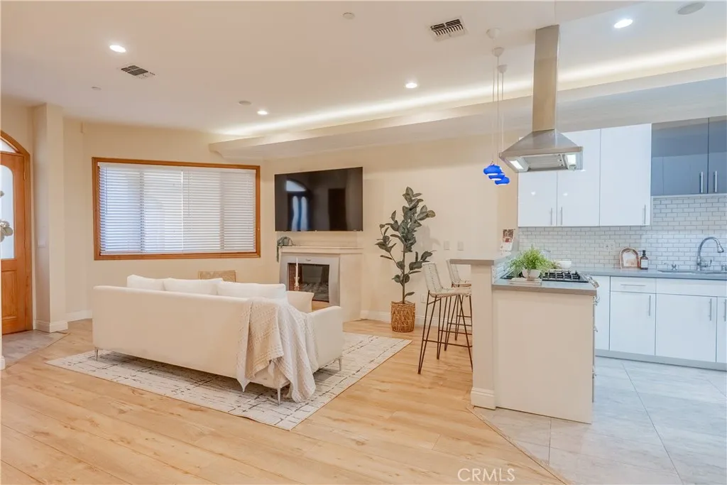216 N Buena Vista Street 113, Burbank, California 91505 home-pic-6