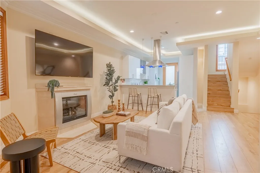 216 N Buena Vista Street 113, Burbank, California 91505 home-pic-3