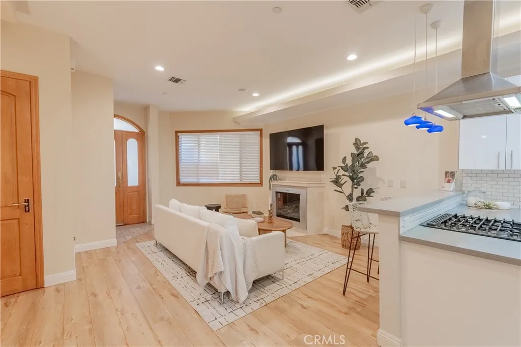 216 N Buena Vista Street 113, Burbank, California 91505 home-pic-15