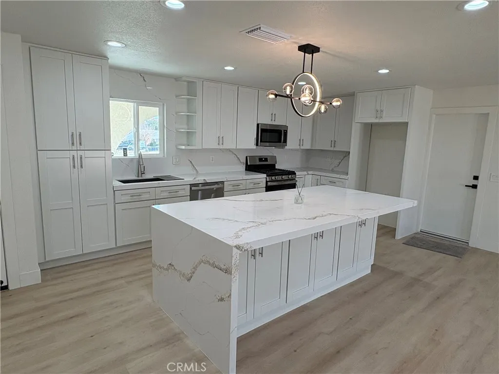 16854 Sholic St, Victorville, California 92395 home-pic-1